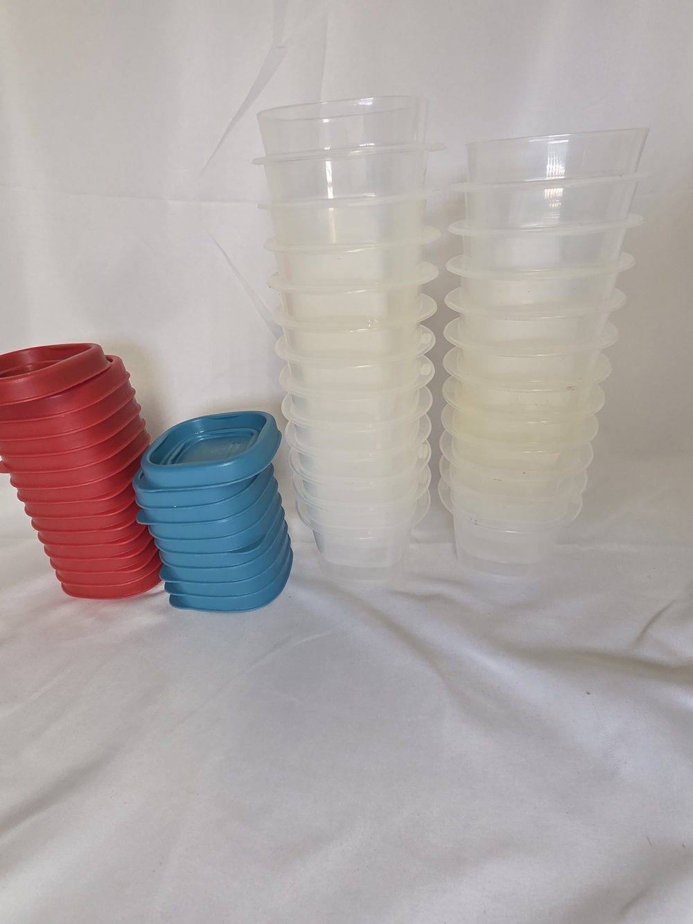 23 Rubbermaid Easy Find/Small Servin Saver 4 Ounce Food‎ Containers -Lids